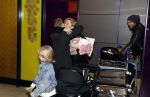 Schiphol 17 februari 2017 
Xander en Sophie de Buisonje komen met hun dochter Cela Lynn en zoon Dex aan op schiphol. Beide ouders familie en Sem v Dijk wachten ze op . Ook de hond is meegekomen.