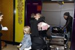 Schiphol 17 februari 2017 
Xander en Sophie de Buisonje komen met hun dochter Cela Lynn en zoon Dex aan op schiphol. Beide ouders familie en Sem v Dijk wachten ze op . Ook de hond is meegekomen.