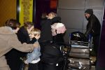 Schiphol 17 februari 2017 
Xander en Sophie de Buisonje komen met hun dochter Cela Lynn en zoon Dex aan op schiphol. Beide ouders familie en Sem v Dijk wachten ze op . Ook de hond is meegekomen.