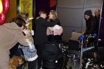 Schiphol 17 februari 2017 
Xander en Sophie de Buisonje komen met hun dochter Cela Lynn en zoon Dex aan op schiphol. Beide ouders familie en Sem v Dijk wachten ze op . Ook de hond is meegekomen.