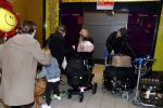 Schiphol 17 februari 2017 
Xander en Sophie de Buisonje komen met hun dochter Cela Lynn en zoon Dex aan op schiphol. Beide ouders familie en Sem v Dijk wachten ze op . Ook de hond is meegekomen.