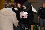 Schiphol 17 februari 2017 
Xander en Sophie de Buisonje komen met hun dochter Cela Lynn en zoon Dex aan op schiphol. Beide ouders familie en Sem v Dijk wachten ze op . Ook de hond is meegekomen.