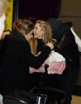 Schiphol 17 februari 2017 
Xander en Sophie de Buisonje komen met hun dochter Cela Lynn en zoon Dex aan op schiphol. Beide ouders familie en Sem v Dijk wachten ze op . Ook de hond is meegekomen.