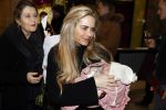 Schiphol 17 februari 2017 
Xander en Sophie de Buisonje komen met hun dochter Cela Lynn en zoon Dex aan op schiphol. Beide ouders familie en Sem v Dijk wachten ze op . Ook de hond is meegekomen.