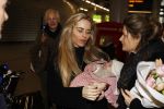 Schiphol 17 februari 2017 
Xander en Sophie de Buisonje komen met hun dochter Cela Lynn en zoon Dex aan op schiphol. Beide ouders familie en Sem v Dijk wachten ze op . Ook de hond is meegekomen.