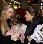 Schiphol 17 februari 2017 
Xander en Sophie de Buisonje komen met hun dochter Cela Lynn en zoon Dex aan op schiphol. Beide ouders familie en Sem v Dijk wachten ze op . Ook de hond is meegekomen.