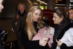 Schiphol 17 februari 2017 
Xander en Sophie de Buisonje komen met hun dochter Cela Lynn en zoon Dex aan op schiphol. Beide ouders familie en Sem v Dijk wachten ze op . Ook de hond is meegekomen.
