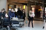 Schiphol 17 februari 2017 
Xander en Sophie de Buisonje komen met hun dochter Cela Lynn en zoon Dex aan op schiphol. Beide ouders familie en Sem v Dijk wachten ze op . Ook de hond is meegekomen.