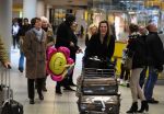 Schiphol 17 februari 2017 
Xander en Sophie de Buisonje komen met hun dochter Cela Lynn en zoon Dex aan op schiphol. Beide ouders familie en Sem v Dijk wachten ze op . Ook de hond is meegekomen.