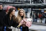 Schiphol 17 februari 2017 
Xander en Sophie de Buisonje komen met hun dochter Cela Lynn en zoon Dex aan op schiphol. Beide ouders familie en Sem v Dijk wachten ze op . Ook de hond is meegekomen.