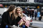 Schiphol 17 februari 2017 
Xander en Sophie de Buisonje komen met hun dochter Cela Lynn en zoon Dex aan op schiphol. Beide ouders familie en Sem v Dijk wachten ze op . Ook de hond is meegekomen.