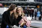 Schiphol 17 februari 2017 
Xander en Sophie de Buisonje komen met hun dochter Cela Lynn en zoon Dex aan op schiphol. Beide ouders familie en Sem v Dijk wachten ze op . Ook de hond is meegekomen.