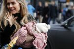 Schiphol 17 februari 2017 
Xander en Sophie de Buisonje komen met hun dochter Cela Lynn en zoon Dex aan op schiphol. Beide ouders familie en Sem v Dijk wachten ze op . Ook de hond is meegekomen.