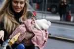 Schiphol 17 februari 2017 
Xander en Sophie de Buisonje komen met hun dochter Cela Lynn en zoon Dex aan op schiphol. Beide ouders familie en Sem v Dijk wachten ze op . Ook de hond is meegekomen.