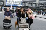 Schiphol 17 februari 2017 
Xander en Sophie de Buisonje komen met hun dochter Cela Lynn en zoon Dex aan op schiphol. Beide ouders familie en Sem v Dijk wachten ze op . Ook de hond is meegekomen.