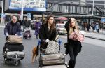 Schiphol 17 februari 2017 
Xander en Sophie de Buisonje komen met hun dochter Cela Lynn en zoon Dex aan op schiphol. Beide ouders familie en Sem v Dijk wachten ze op . Ook de hond is meegekomen.