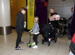 Schiphol 17 februari 2017 
Xander en Sophie de Buisonje komen met hun dochter Cela Lynn en zoon Dex aan op schiphol. Beide ouders familie en Sem v Dijk wachten ze op . Ook de hond is meegekomen.