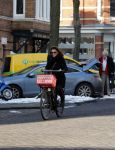 Amsterdam 13 februari 2017 
Tatum Dagelet bellend op de fiets in Amsterdam