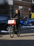 Amsterdam 13 februari 2017 
Tatum Dagelet bellend op de fiets in Amsterdam