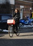 Amsterdam 13 februari 2017 
Tatum Dagelet bellend op de fiets in Amsterdam
