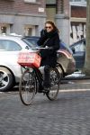 Amsterdam 13 februari 2017 
Tatum Dagelet bellend op de fiets in Amsterdam