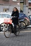 Amsterdam 13 februari 2017 
Tatum Dagelet bellend op de fiets in Amsterdam