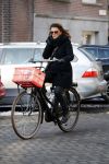 Amsterdam 13 februari 2017 
Tatum Dagelet bellend op de fiets in Amsterdam