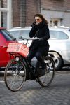 Amsterdam 13 februari 2017 
Tatum Dagelet bellend op de fiets in Amsterdam