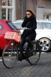 Amsterdam 13 februari 2017 
Tatum Dagelet bellend op de fiets in Amsterdam