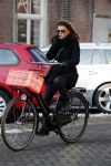 Amsterdam 13 februari 2017 
Tatum Dagelet bellend op de fiets in Amsterdam
