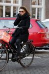Amsterdam 13 februari 2017 
Tatum Dagelet bellend op de fiets in Amsterdam