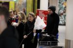 Schiphol 17 februari 2017 
Xander en Sophie de Buisonje komen met hun dochter Cela Lynn en zoon Dex aan op schiphol. Beide ouders familie en Sem v Dijk wachten ze op . Ook de hond is meegekomen.
