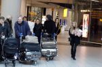 Schiphol 17 februari 2017 
Xander en Sophie de Buisonje komen met hun dochter Cela Lynn en zoon Dex aan op schiphol. Beide ouders familie en Sem v Dijk wachten ze op . Ook de hond is meegekomen.