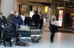 Schiphol 17 februari 2017 
Xander en Sophie de Buisonje komen met hun dochter Cela Lynn en zoon Dex aan op schiphol. Beide ouders familie en Sem v Dijk wachten ze op . Ook de hond is meegekomen.