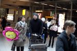 Schiphol 17 februari 2017 
Xander en Sophie de Buisonje komen met hun dochter Cela Lynn en zoon Dex aan op schiphol. Beide ouders familie en Sem v Dijk wachten ze op . Ook de hond is meegekomen.