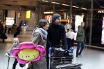 Schiphol 17 februari 2017 
Xander en Sophie de Buisonje komen met hun dochter Cela Lynn en zoon Dex aan op schiphol. Beide ouders familie en Sem v Dijk wachten ze op . Ook de hond is meegekomen.