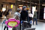 Schiphol 17 februari 2017 
Xander en Sophie de Buisonje komen met hun dochter Cela Lynn en zoon Dex aan op schiphol. Beide ouders familie en Sem v Dijk wachten ze op . Ook de hond is meegekomen.