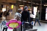 Schiphol 17 februari 2017 
Xander en Sophie de Buisonje komen met hun dochter Cela Lynn en zoon Dex aan op schiphol. Beide ouders familie en Sem v Dijk wachten ze op . Ook de hond is meegekomen.