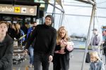 Schiphol 17 februari 2017 
Xander en Sophie de Buisonje komen met hun dochter Cela Lynn en zoon Dex aan op schiphol. Beide ouders familie en Sem v Dijk wachten ze op . Ook de hond is meegekomen.
