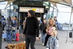 Schiphol 17 februari 2017 
Xander en Sophie de Buisonje komen met hun dochter Cela Lynn en zoon Dex aan op schiphol. Beide ouders familie en Sem v Dijk wachten ze op . Ook de hond is meegekomen.