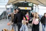Schiphol 17 februari 2017 
Xander en Sophie de Buisonje komen met hun dochter Cela Lynn en zoon Dex aan op schiphol. Beide ouders familie en Sem v Dijk wachten ze op . Ook de hond is meegekomen.