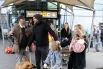 Schiphol 17 februari 2017 
Xander en Sophie de Buisonje komen met hun dochter Cela Lynn en zoon Dex aan op schiphol. Beide ouders familie en Sem v Dijk wachten ze op . Ook de hond is meegekomen.