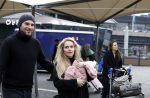 Schiphol 17 februari 2017 
Xander en Sophie de Buisonje komen met hun dochter Cela Lynn en zoon Dex aan op schiphol. Beide ouders familie en Sem v Dijk wachten ze op . Ook de hond is meegekomen.