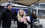 Schiphol 17 februari 2017 
Xander en Sophie de Buisonje komen met hun dochter Cela Lynn en zoon Dex aan op schiphol. Beide ouders familie en Sem v Dijk wachten ze op . Ook de hond is meegekomen.