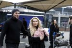 Schiphol 17 februari 2017 
Xander en Sophie de Buisonje komen met hun dochter Cela Lynn en zoon Dex aan op schiphol. Beide ouders familie en Sem v Dijk wachten ze op . Ook de hond is meegekomen.