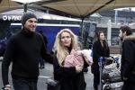 Schiphol 17 februari 2017 
Xander en Sophie de Buisonje komen met hun dochter Cela Lynn en zoon Dex aan op schiphol. Beide ouders familie en Sem v Dijk wachten ze op . Ook de hond is meegekomen.