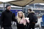 Schiphol 17 februari 2017 
Xander en Sophie de Buisonje komen met hun dochter Cela Lynn en zoon Dex aan op schiphol. Beide ouders familie en Sem v Dijk wachten ze op . Ook de hond is meegekomen.