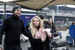 Schiphol 17 februari 2017 
Xander en Sophie de Buisonje komen met hun dochter Cela Lynn en zoon Dex aan op schiphol. Beide ouders familie en Sem v Dijk wachten ze op . Ook de hond is meegekomen.
