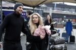 Schiphol 17 februari 2017 
Xander en Sophie de Buisonje komen met hun dochter Cela Lynn en zoon Dex aan op schiphol. Beide ouders familie en Sem v Dijk wachten ze op . Ook de hond is meegekomen.