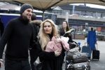Schiphol 17 februari 2017 
Xander en Sophie de Buisonje komen met hun dochter Cela Lynn en zoon Dex aan op schiphol. Beide ouders familie en Sem v Dijk wachten ze op . Ook de hond is meegekomen.